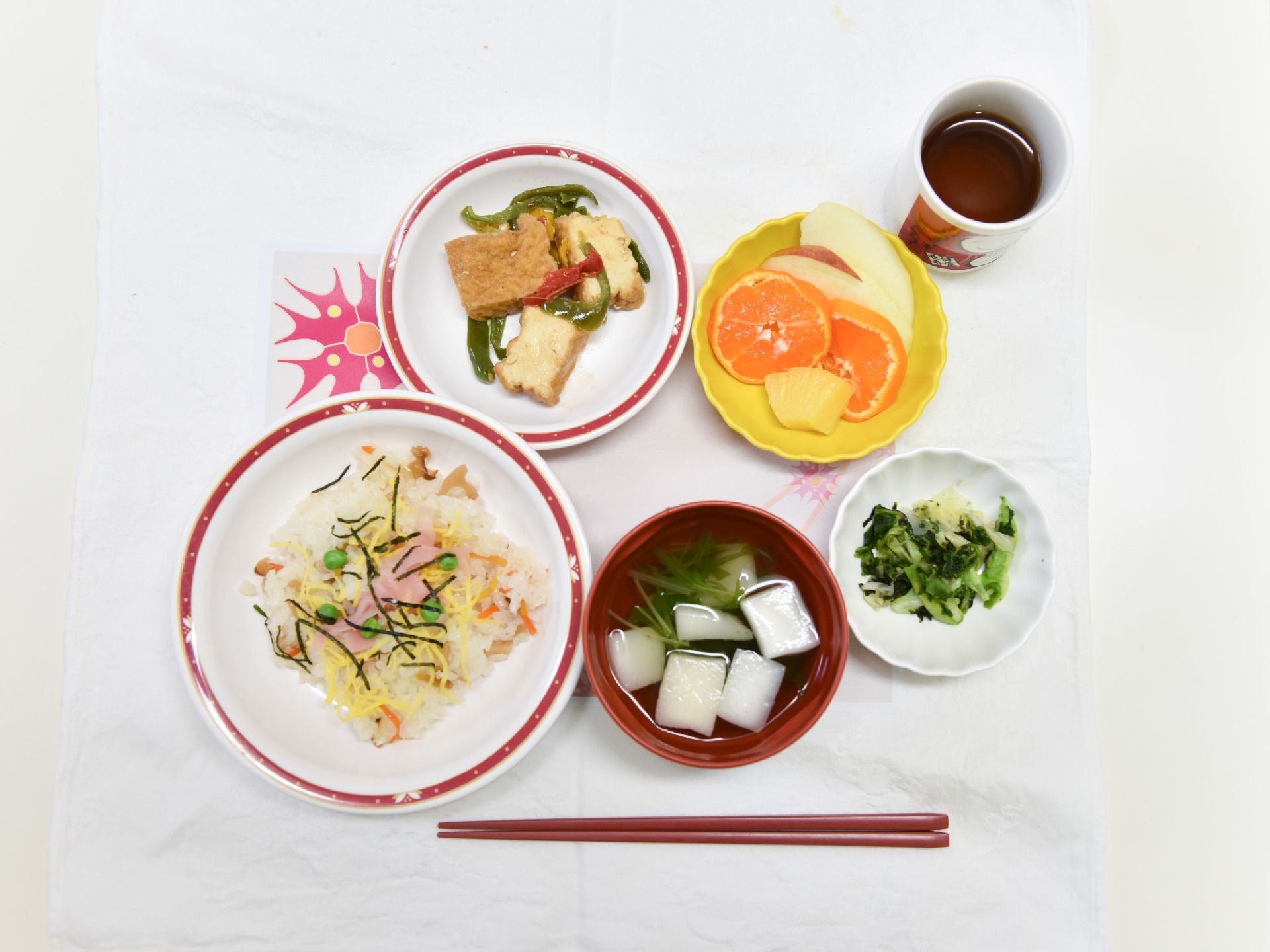 ある日の食事メニュー。栄養バランスを考えて作られている。ちらし寿司は見た目にも鮮やかで、デザートのフルーツもある。