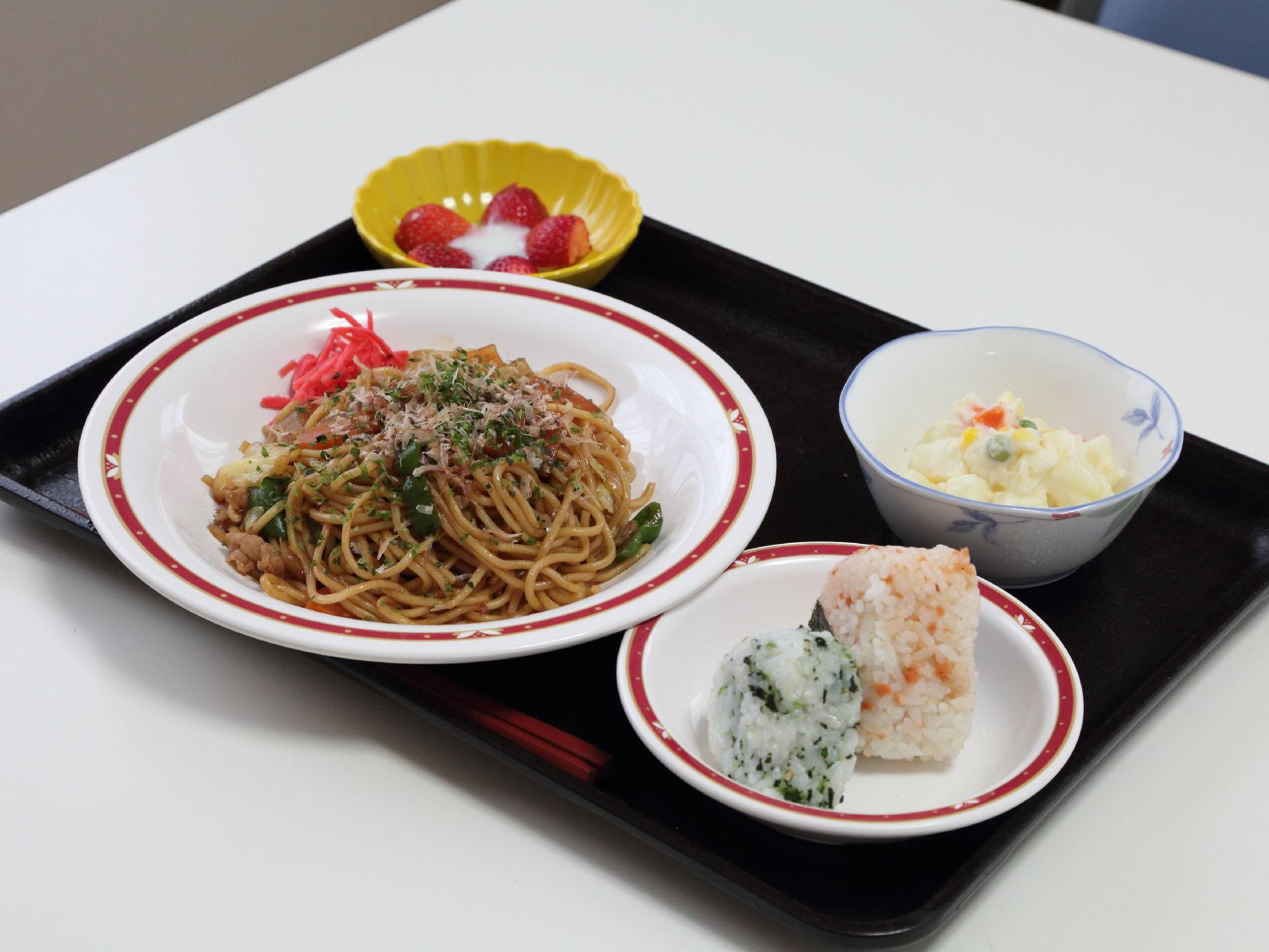 焼きそばにおにぎり、ポテトサラダの焼きそばランチ。