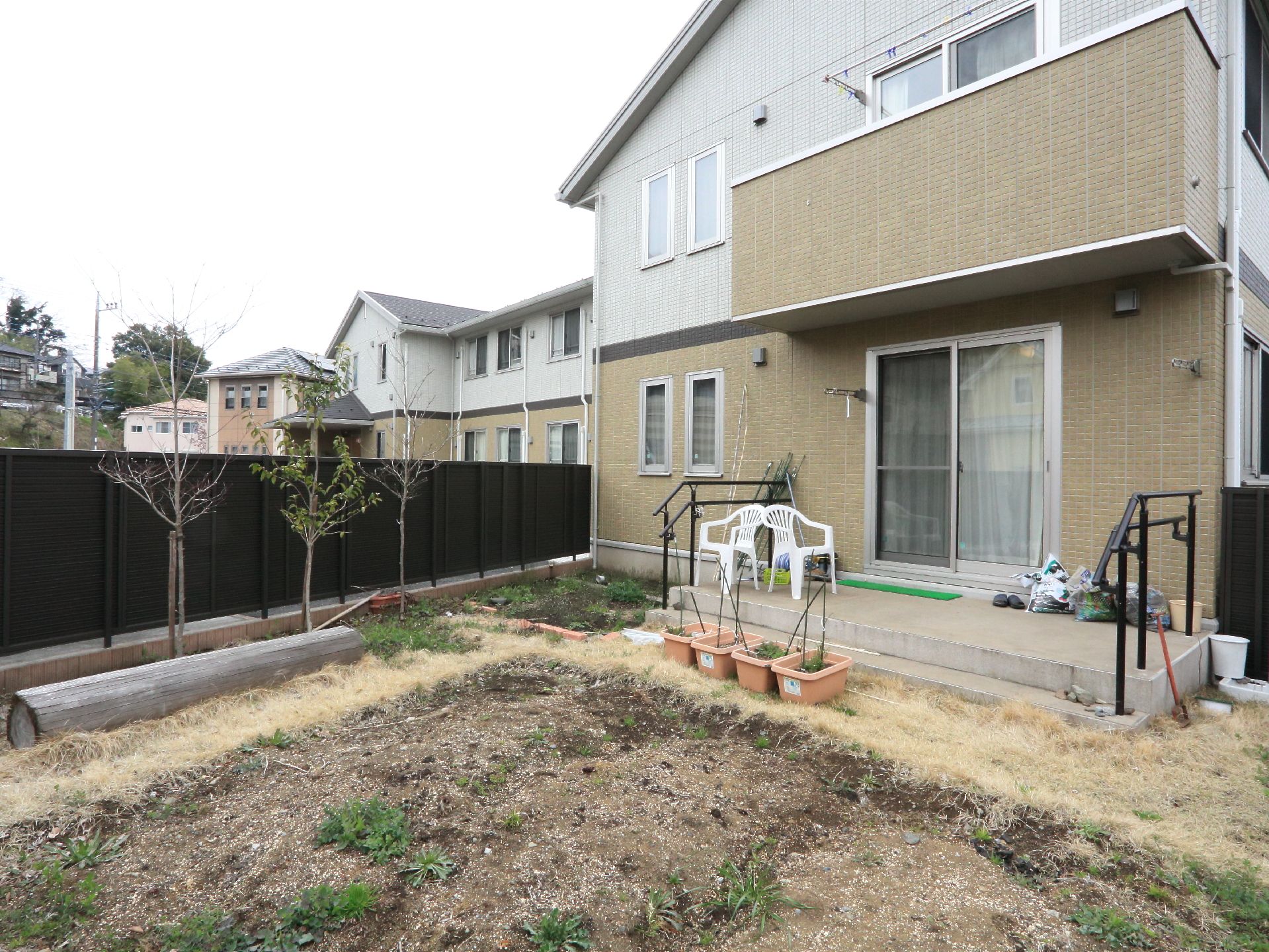 1階窓から、庭に出ることができる。窓を出てすぐ、白い椅子が2脚置いてあるので、座って庭を眺めることができる。