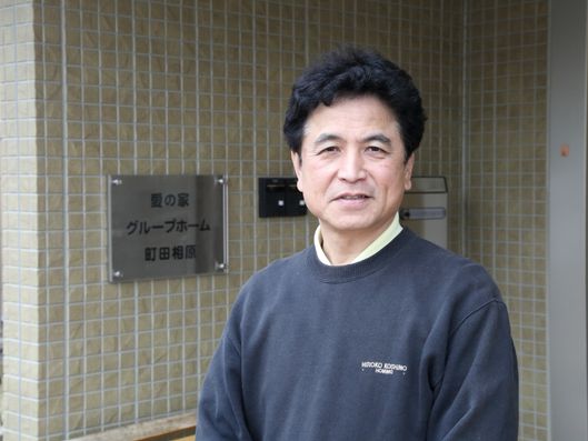 スタッフの男性