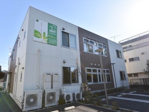 「愛の家グループホーム 葛飾青戸」外観。当施設は、最寄駅から徒歩8分という驚くべき近さにあります。