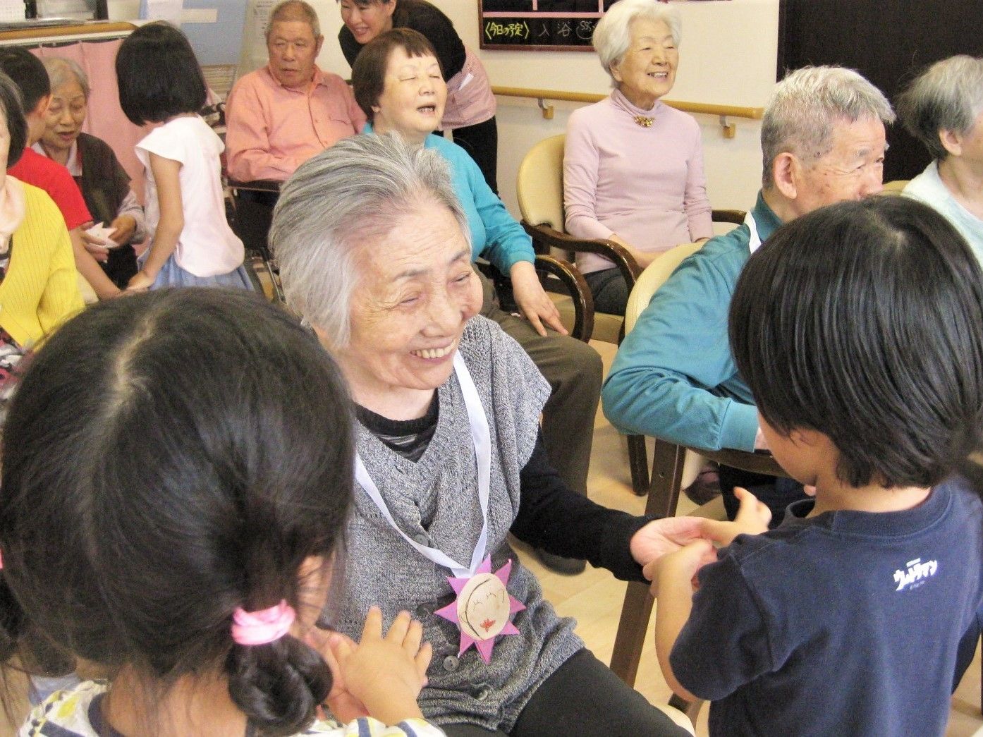「愛の家グループホーム 葛飾青戸」入居者様と地域のお子様。当施設は、地域交流も大切にしています。