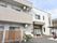 施設外観は淡いベージュの2階建ての建物で、1部にベランダがある。玄関は自動ドアで、その周りに植え込みや鉢に花が咲いている。