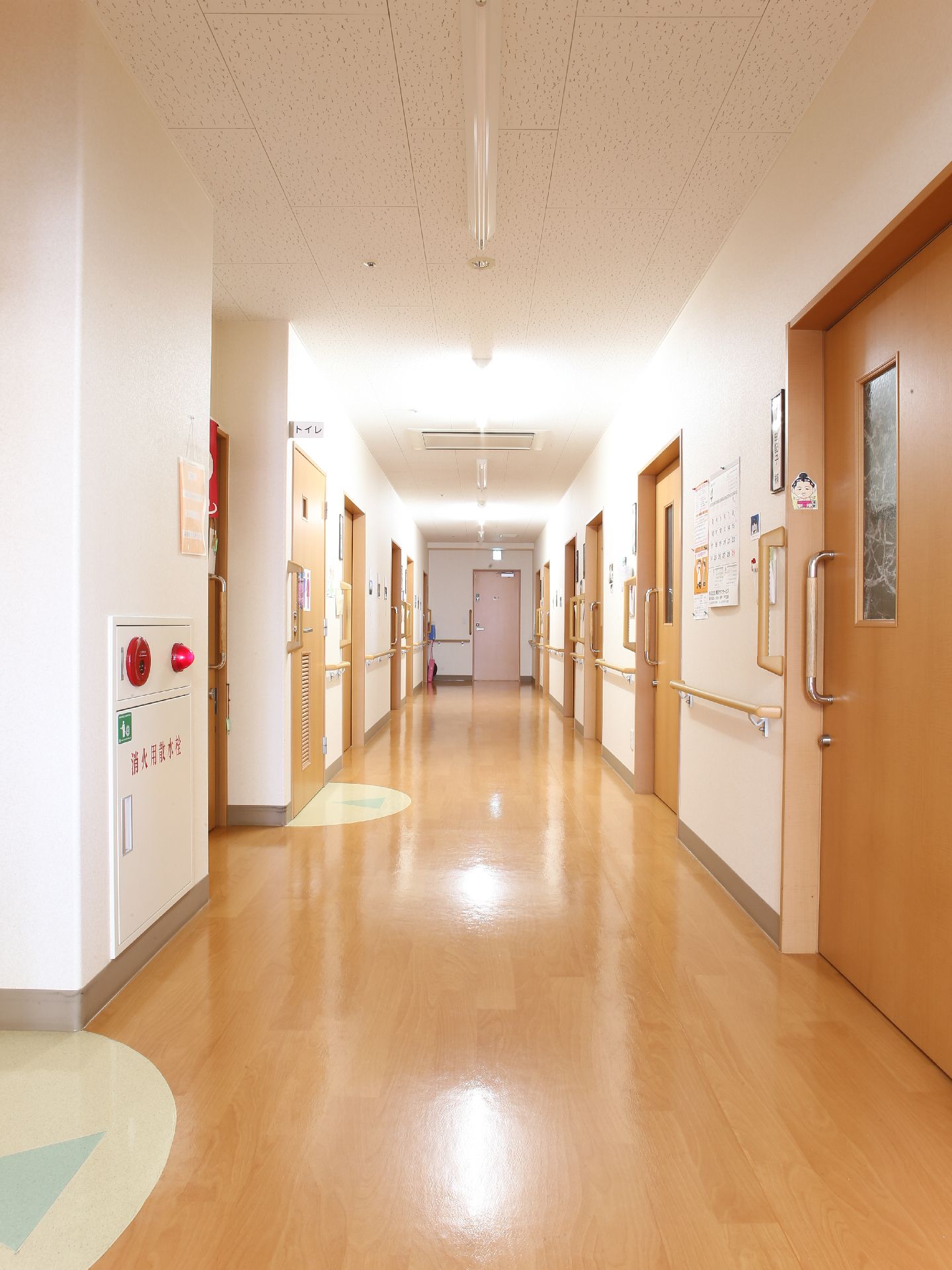 幅の広いゆったりとした廊下は両側に手すりが設けてあり、各部屋のドアが並んでいる。トイレと非常ベルがある。