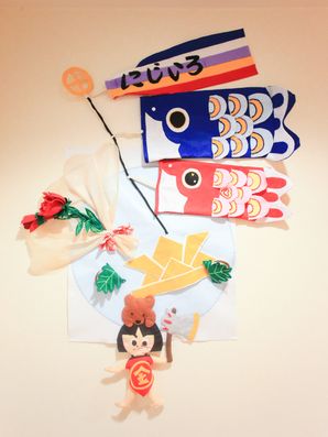 壁に貼られた鯉のぼり