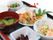 ご飯と汁物、メインのおかずのお皿と小鉢が3つついた施設の食事。栄養バランスを考えられているだけでなく見た目にも彩りよく作られている。