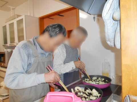 「愛の家グループホーム 足立加平」入居者様同士、お料理を楽しんでいる様子。色んなお料理に挑戦されています。
