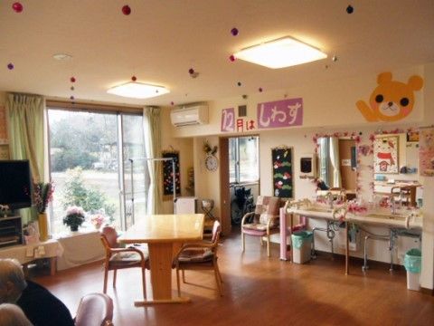 ダインニングの掃出しの窓の外には、自然豊かな里山の風景が広がっており、入居者様は食事などをしながら眺めることができる。