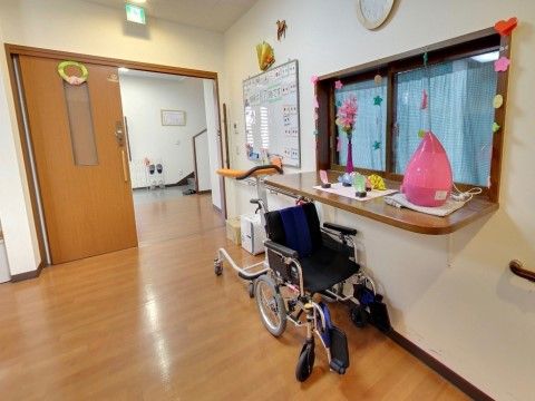 エントランスを入ると、受付兼スタッフルームが完備されている。24時間体制で入居者様が快適に過ごせるよう努めている。