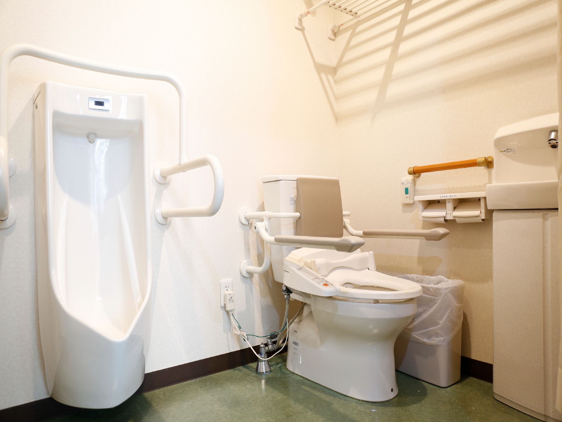 男性用の小便器と洋式のウォシュレット付き水洗トイレの2つがある。小便器は自動で水を流すセンサーがついている。