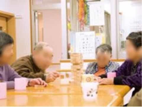 「愛の家グループホーム 板橋徳丸」入居者様の交流風景。皆さん仲良く会話を楽しんでいる様子です。