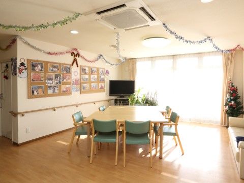 「愛の家グループホーム 板橋徳丸」リビング食堂。笑い声が絶えず聞こえてくる、温和な食の空間です。