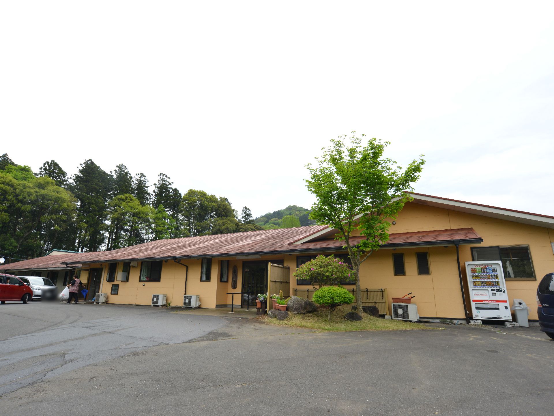施設は一階建ての建物でロッジのような雰囲気がある。周囲は山や林に囲まれている。施設の前は駐車場になっていて自動販売機も置かれている。