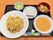 施設の食事は和洋合わさったメニューになっている。ペペロンチーノのパスタとオニオンスープ、豆腐と煮物、漬物が配膳されている。