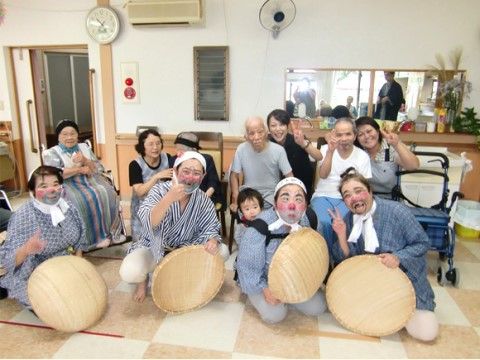 施設訪問イベントの際に写真に収まる訪問者と入居者様