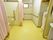 男性用の共同トイレには手すりが付いた小便器と大便器の個室が設置されている。個室はピンクのカーテンがあり利用時に閉めることができる。