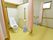 共同トイレの個室は水洗トイレになっていて壁には手すりが設置されている。ゴミ箱が置かれ、使用時にはピンクのカーテンを閉めることができる。