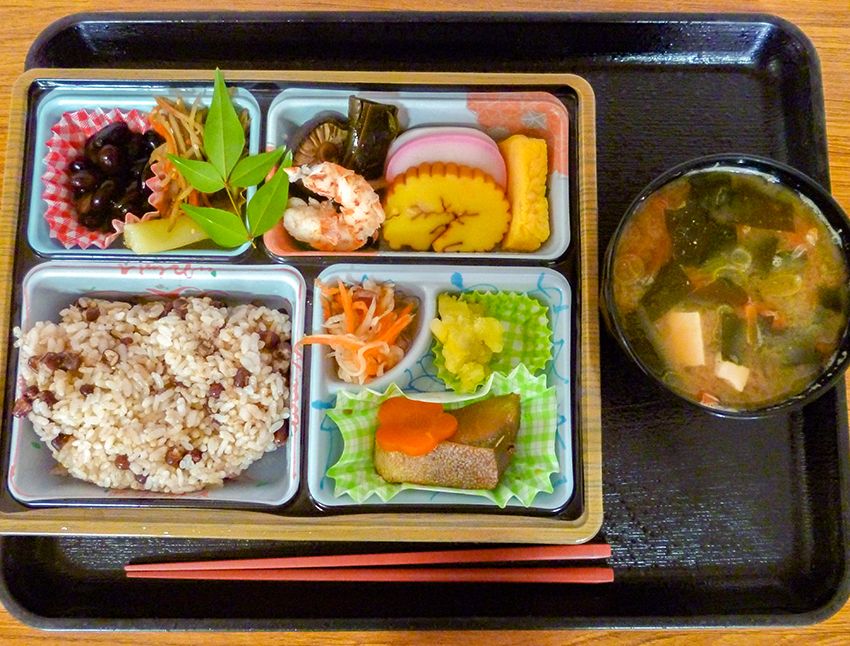 野菜や豆の煮物、海老やたまご焼き、炊き込みご飯が詰められたイベント食