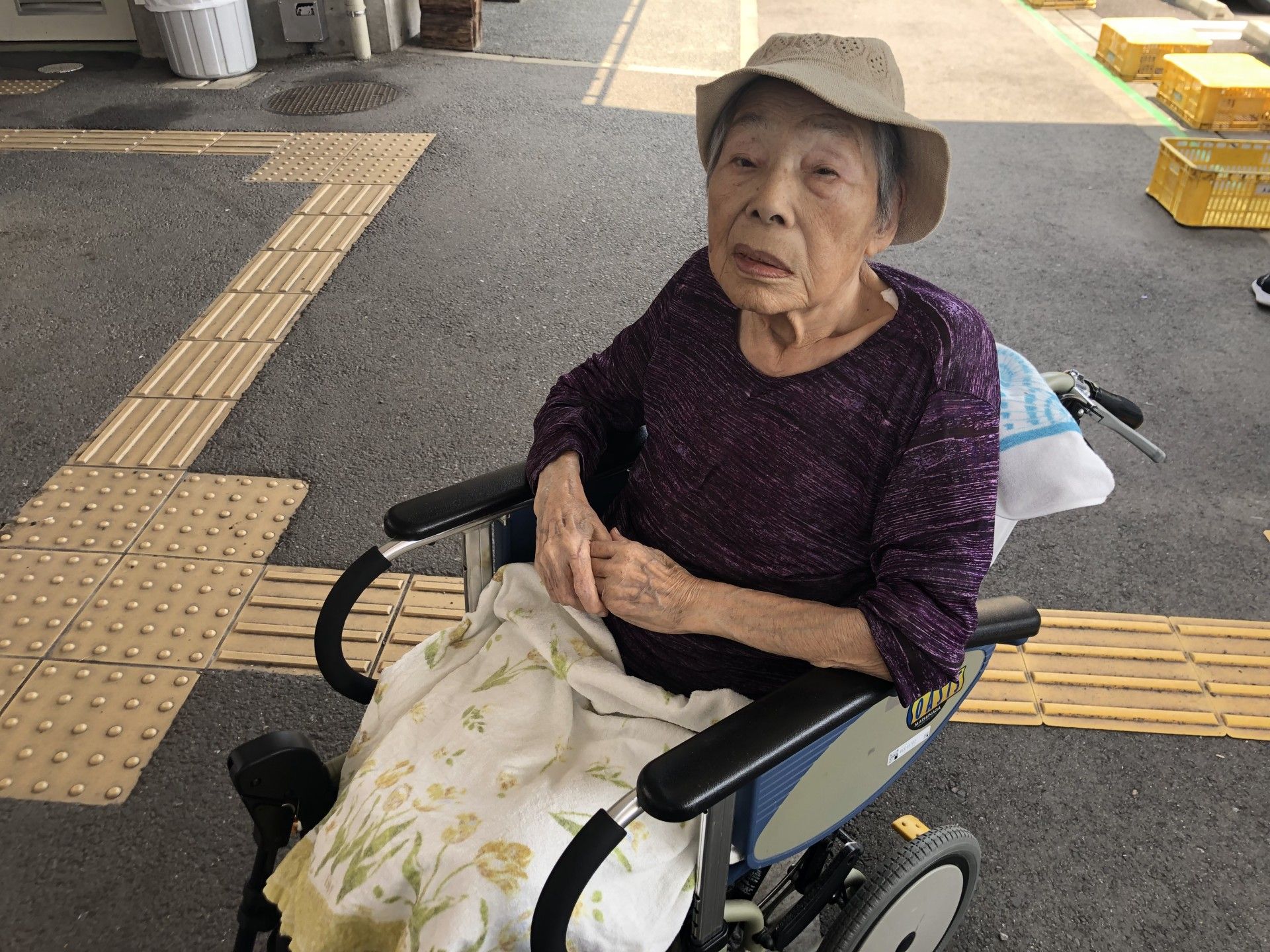 車椅子の高齢者
