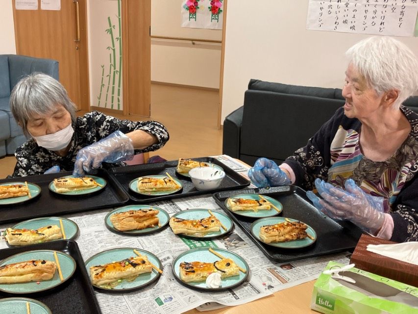 楽しそうに料理をする様子