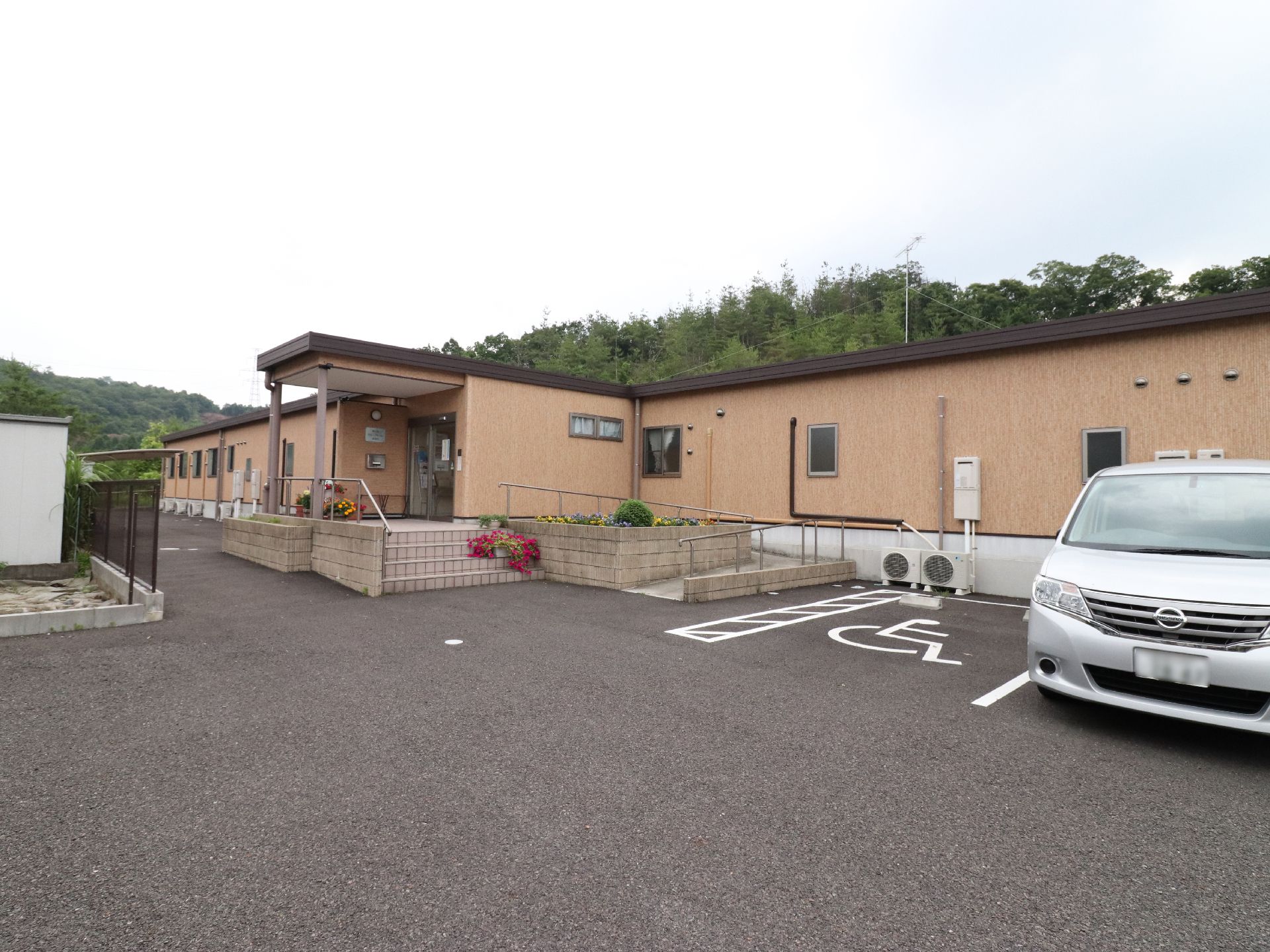 建物に一番近い駐車場は車いす利用者専用になっている。建物全体の周りが駐車場となっており、十分なスペースがある。