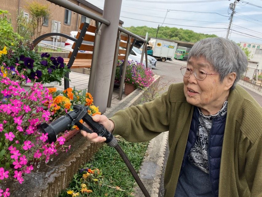 花に水をやる女性の庭
