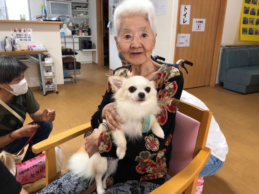犬を抱く女性の居室