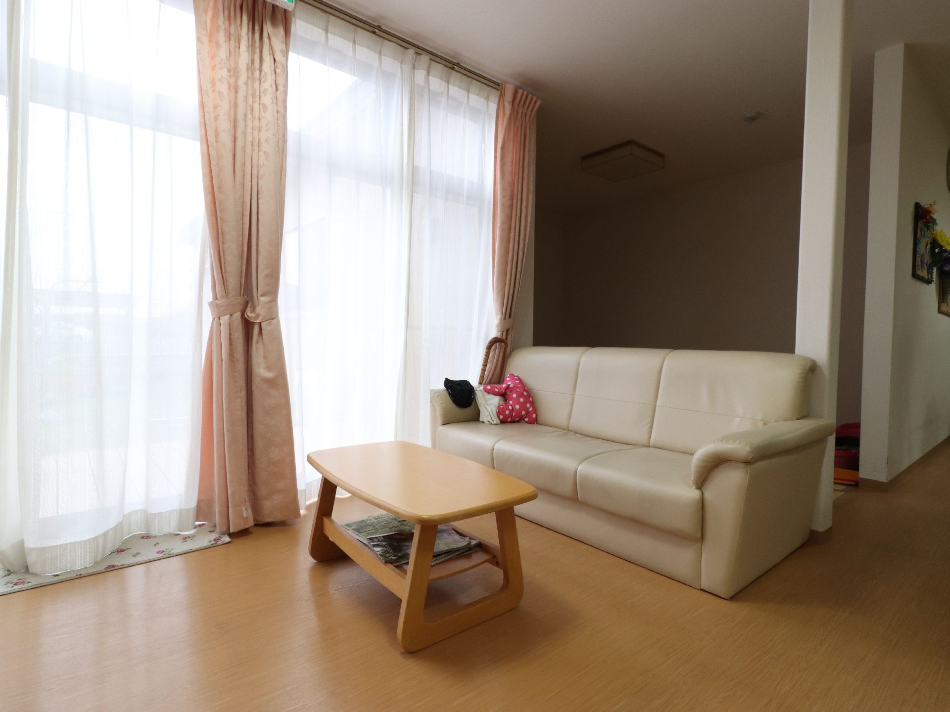 大きなソファーがあり、ゆっくり座ることができる。窓があり、とても明るい空間である。段差のないフラットな床で安全となっている。