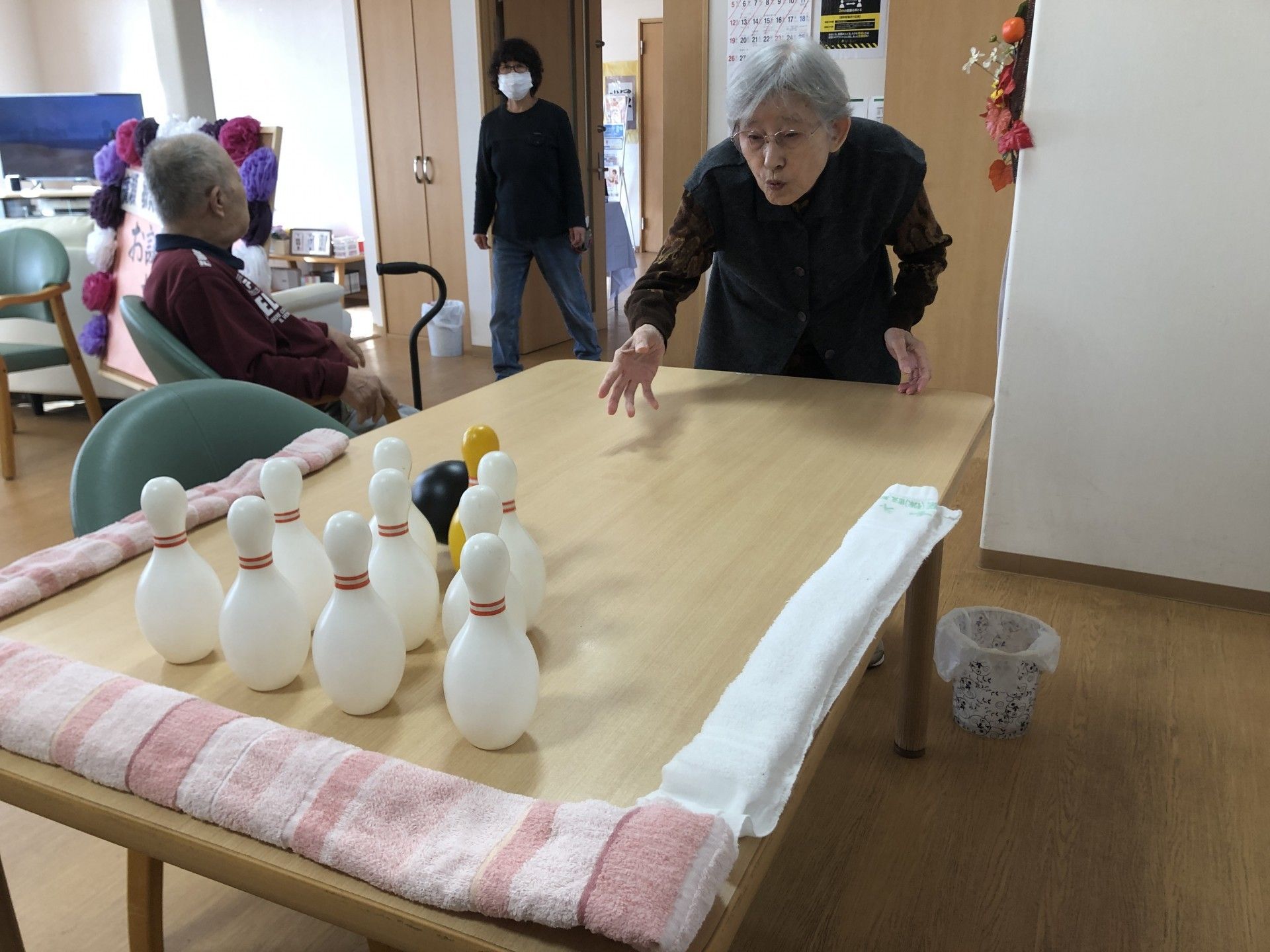 柔らかいボールで機能維持に取り組んでいる女性入居者様