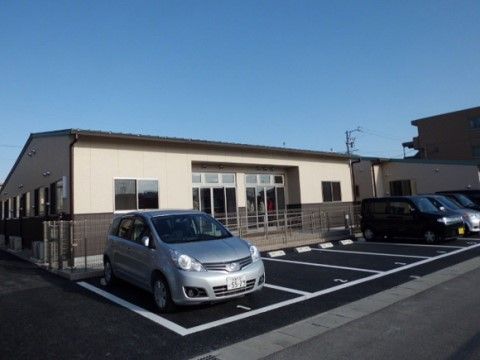 建物を取り囲むフェンスの外側にある、白線で仕切られた駐車スペース