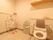 洋式の便座と男性用便座が備わったトイレスペース。両脇に手すりが付いており、つかまり立ちができる。ごみ箱も置かれている。