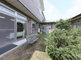 介護施設の建物と庭園の様子