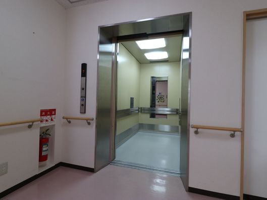 エレベーター前