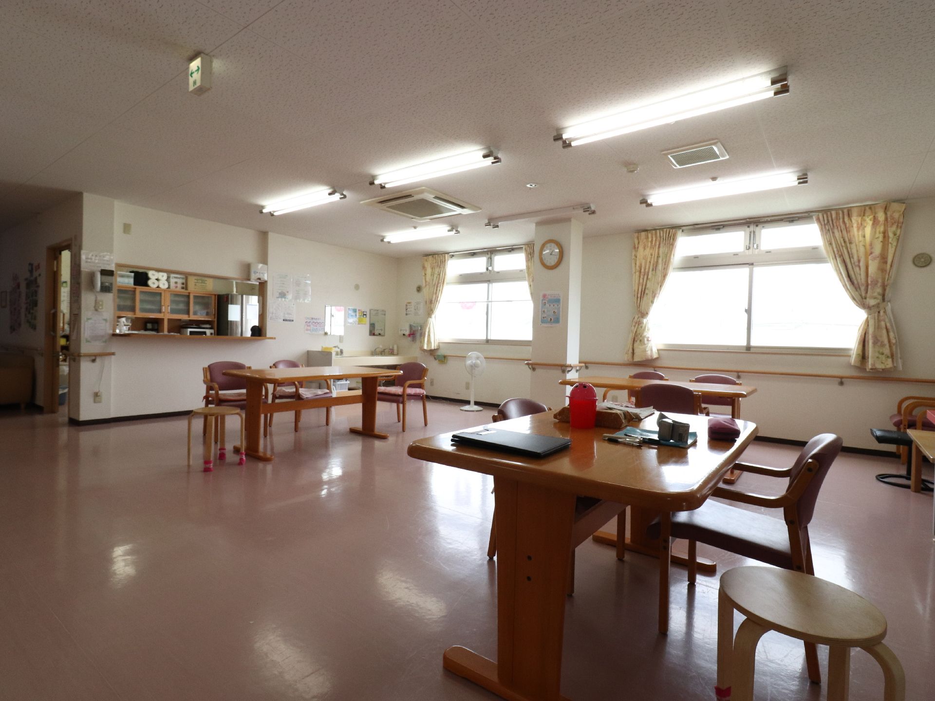 多目的ホールには対面式の受付がある。いつでも職員が対応できる。ニーズに合った何種類かの椅子が用意されている。