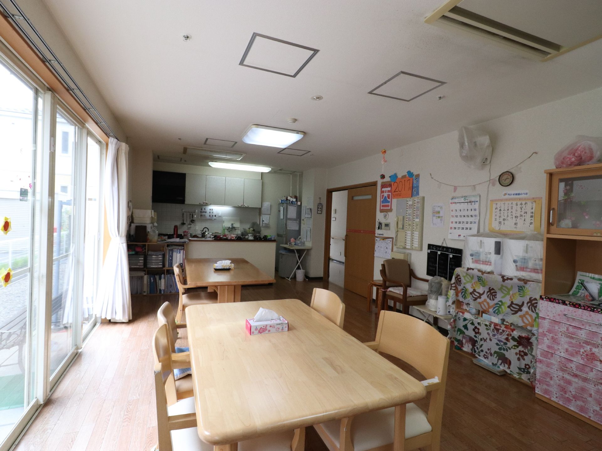 キッチンダイニングは対面式になっている。キッチンで作業をしながらでもダイニングの入居者の様子を見ることができる。