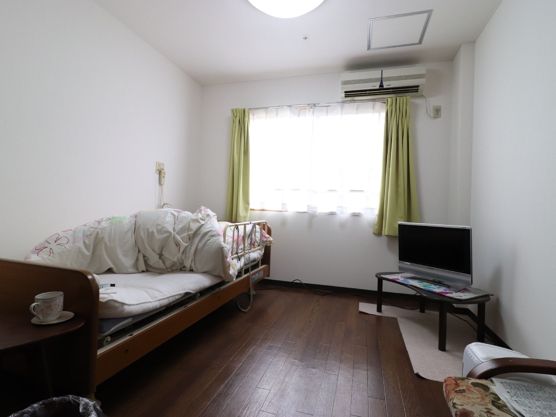 居室は個室になっている。ベッドの他には、テレビやエアコンも完備しており、とても過ごしやスイミング空間になっている。