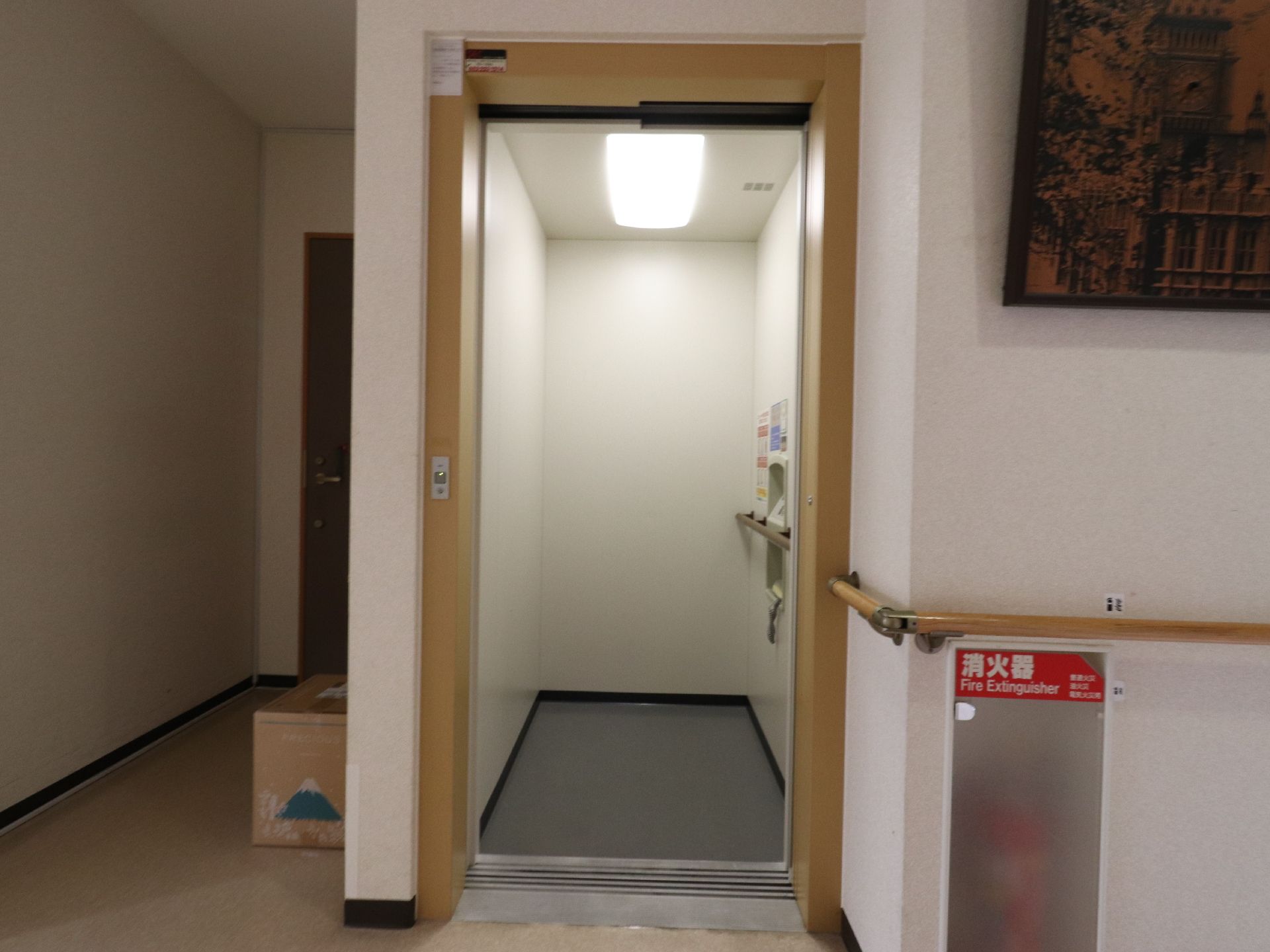 建物の各階を行き来できるようにエレベータが完備してある。緊急時ににも備えて呼び出しブザーも設置してある。
