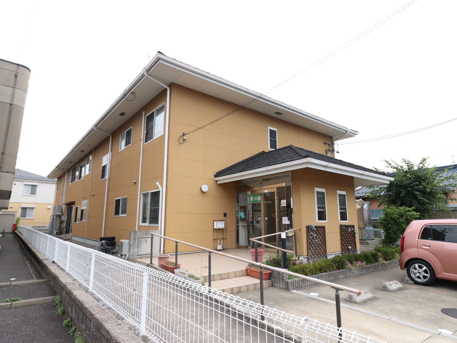 2階建てのホームになっている。玄関前には手すりが設置されれいるので、歩行が不安な方でも捕まって中に入れる。