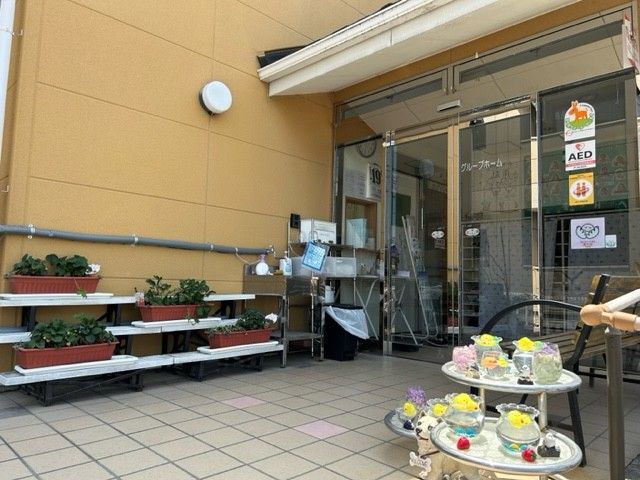 玄関は自動ドアになっており、車いすでもそのまま入っていくことができる。玄関周りには緑もあり、清涼感を出している。