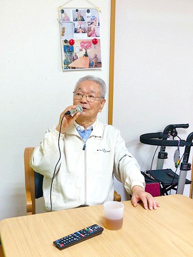 子どもたちと一緒に外での食事を楽しんでいる入居者様