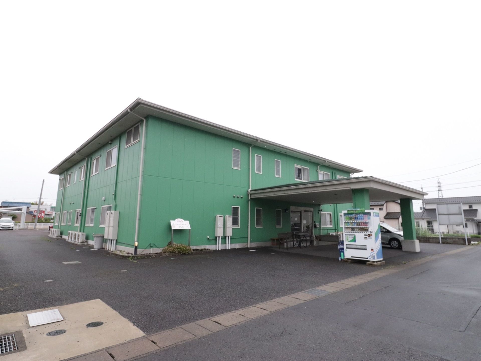 目に優しい緑色の建物で、入口には大きな屋根があり、雨の日でも車の乗り降りが快適にできる。駐車場が広く利用しやすい。