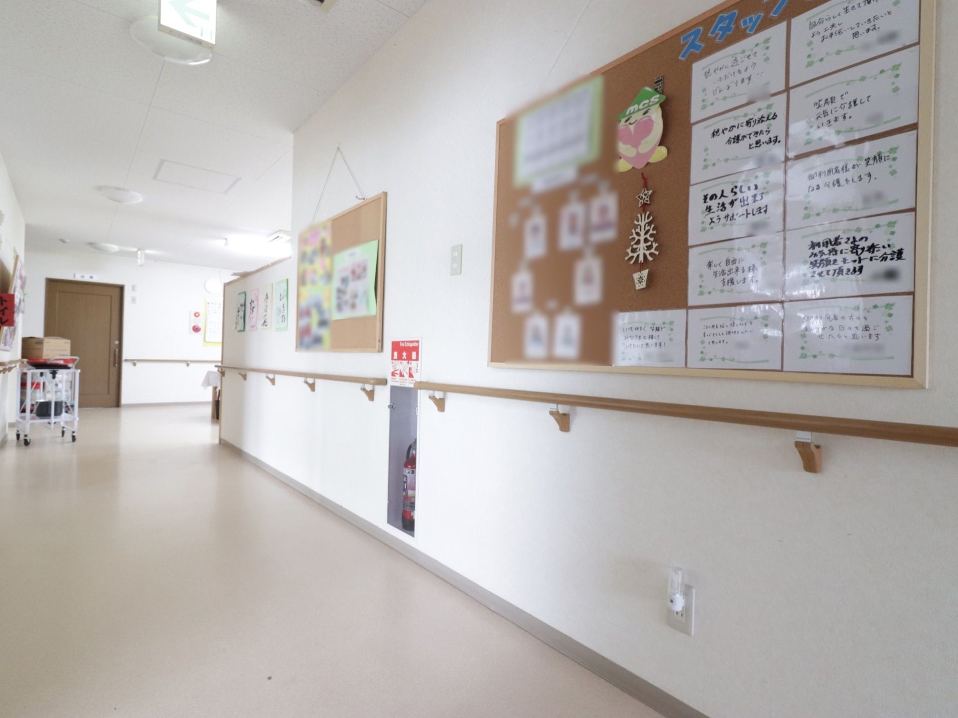 白を基調としており、光が差し込む明るい室内で快適に過ごすことができる。壁には手すりがついており、入居者様は安全に過ごすことができる。