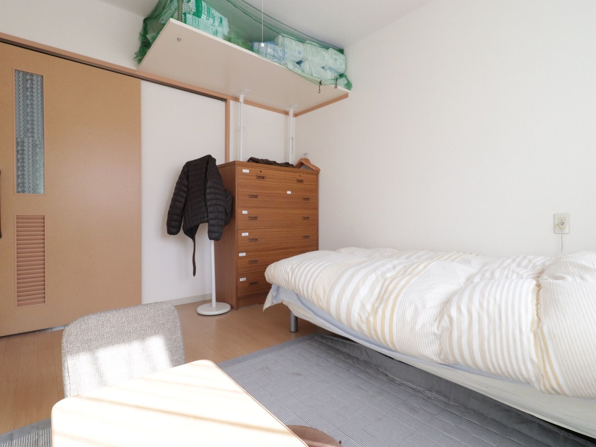 居室には、ベッドやタンスが配置されており、備品を置ける棚が完備されている。壁には、ナースコールが設置されている。