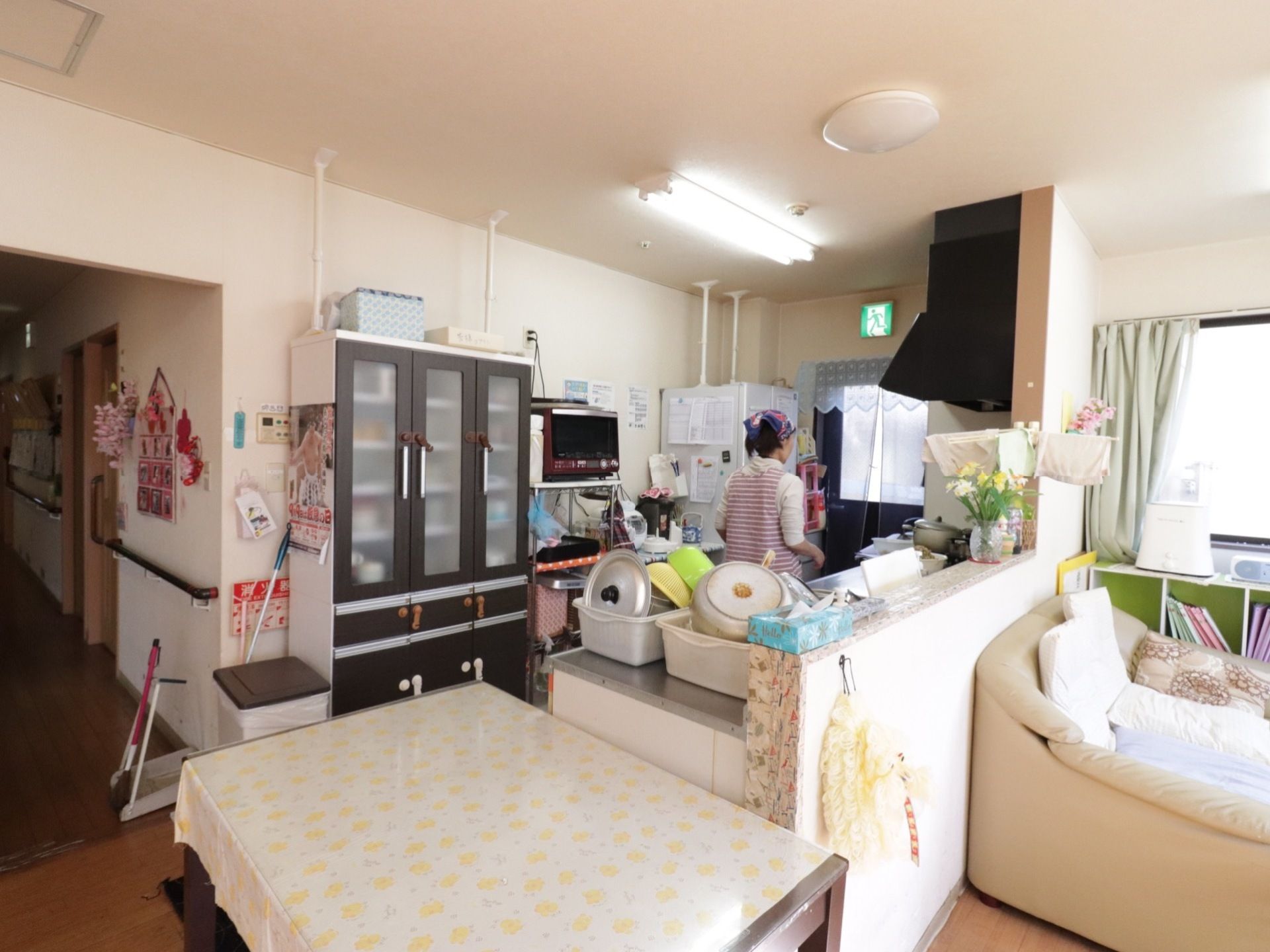 リビングには、キッチンが設けられている。ソファやテーブルが置かれており、窓際にはカラーボックスが設置されている。