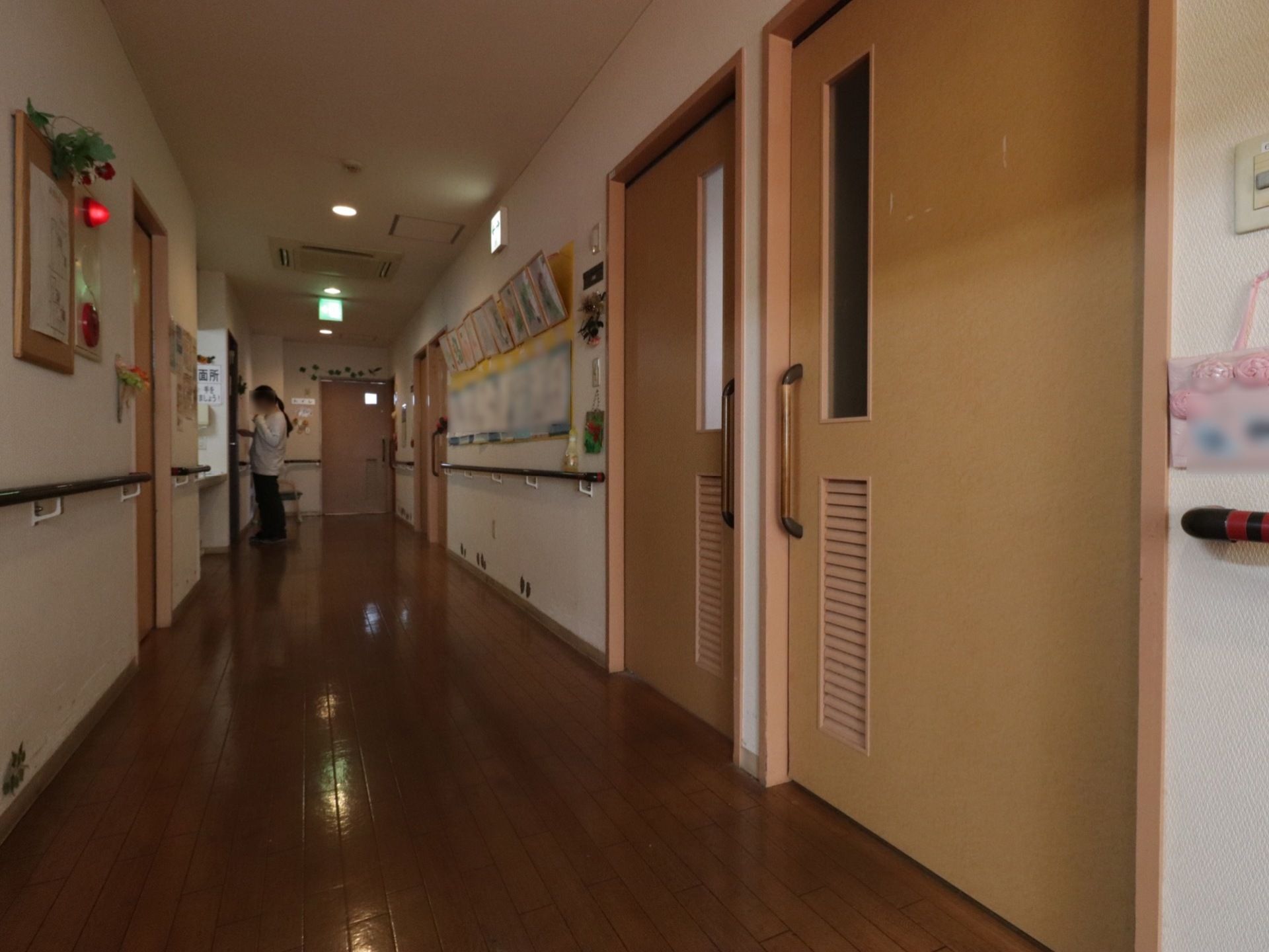 幅広のフラットな廊下である。左右の壁には、手すりが取り付けられている。途中には、洗面所が設けられている。