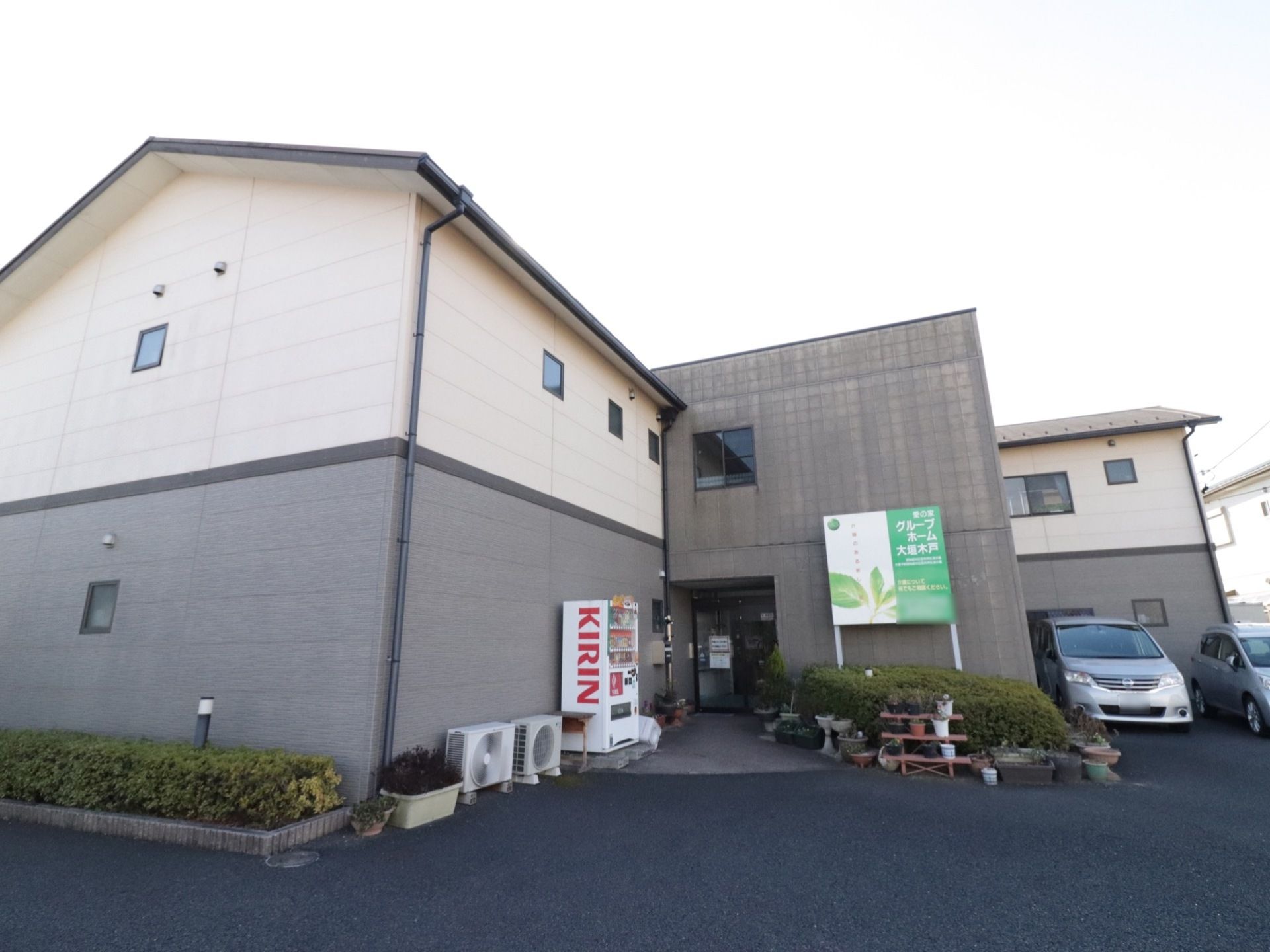 施設は、鉄骨造地上2階建ての建物である。前方や横に駐車スペースが設けられている。自販機がエントランスに設置されている。