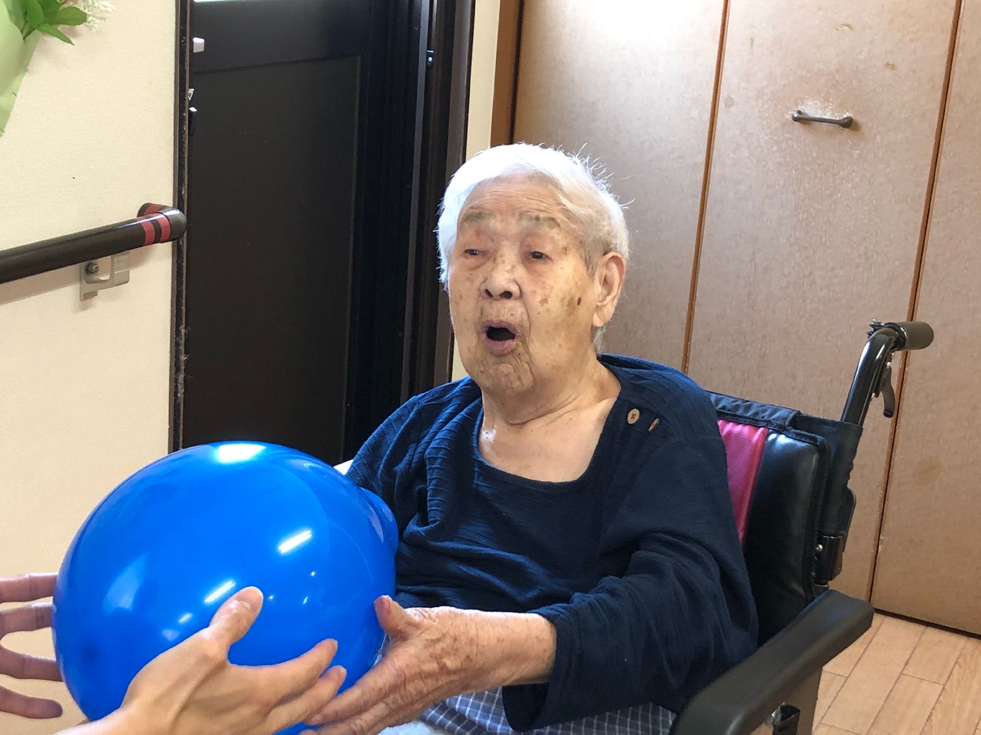食堂に集まって、スタッフと一緒に楽しい時間を過ごしている入居者様達