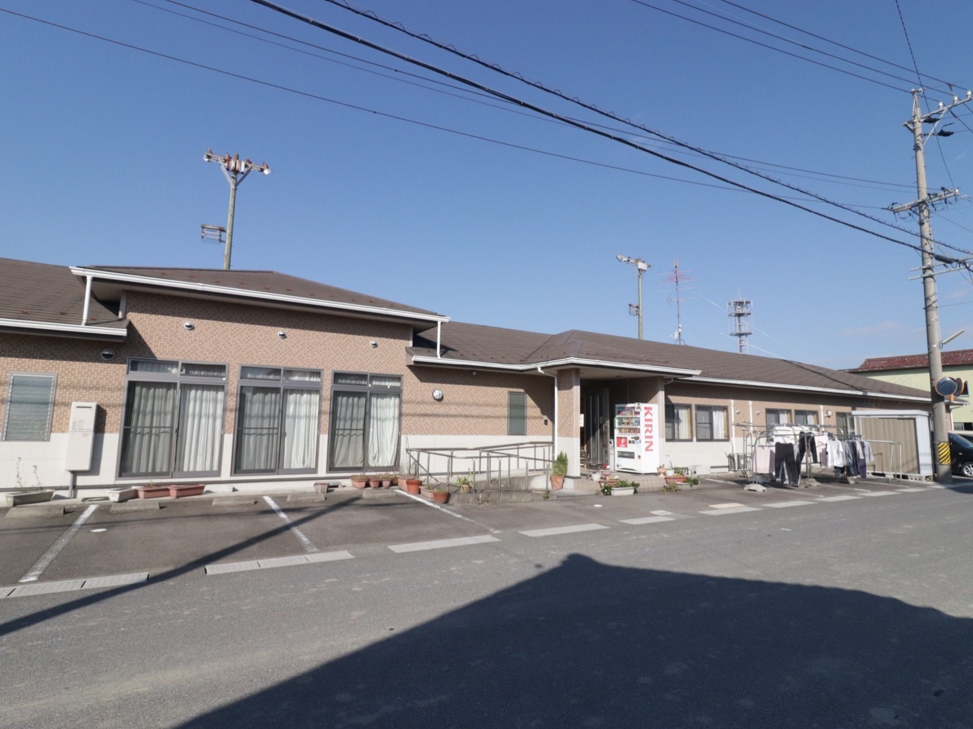 建物入口までは数段の手すりの付いた階段とスロープが設置されている。車椅子の入居者様も安全に出入りできる。