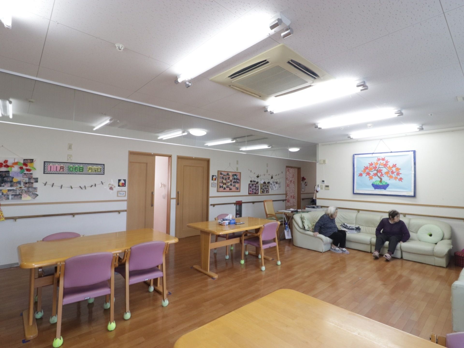 食堂の一角には複数座れる大きなソファーが設置されている。入居者様同士のコミュニケーションの場になっている。