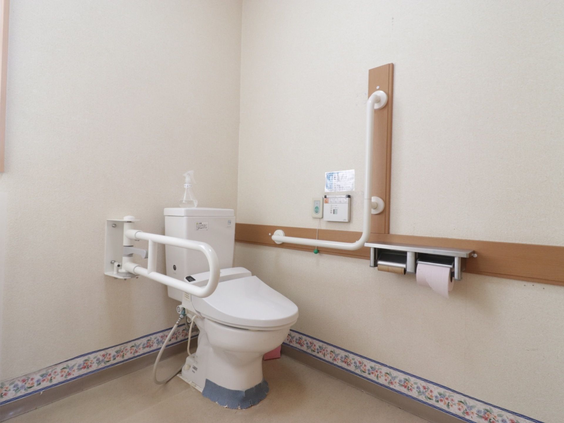 明るく清潔なトイレには、洋式トイレを設置している。入居者様が安全に使えるように左右に手すりを取り付けている。